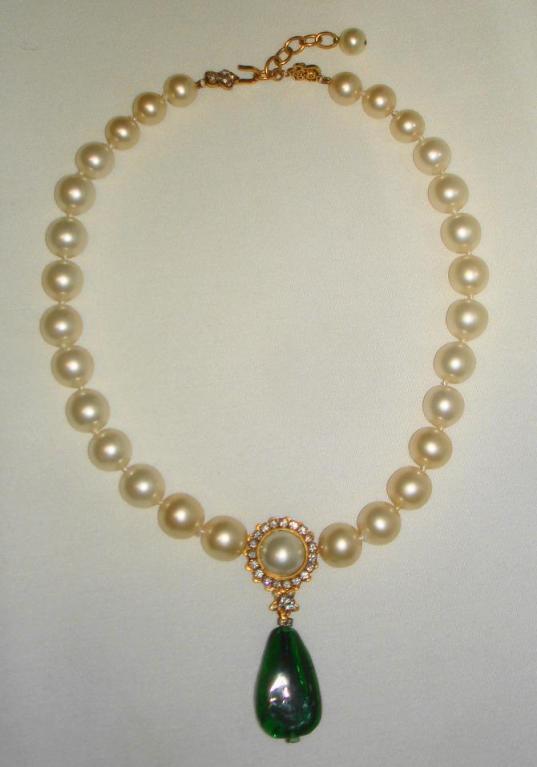 This CHANEL Necklace is made of white faux pearls with clear crystals and green poured glass. 