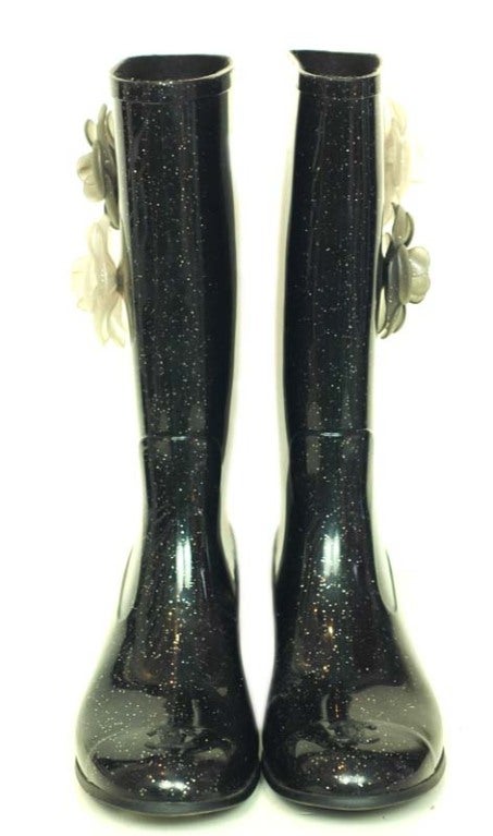 Chanel Black Rubber Glitter Rain Boots With Camelias
Made In Italy
Materials: Rubber
Features Two Camelia Flowers On Sides & CC Toe

Measurements:

Marked Size: 36

US Size: 6

Height: 13