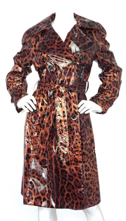 Dolce & Gabbana Vinyl Leopard Print Double Breasted Coat
Made in Italy
Closes With Double Breasted Front Buttons
Features Waist Belt

Measurements: 

Markierte Größe: 42

US-Größe: Mittel

Schulter: 17