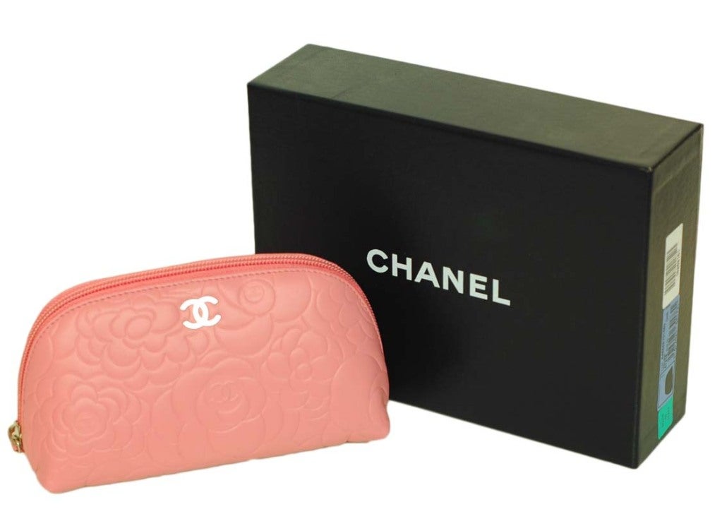 Chanel Pink Cosmetic Bag With Embossed Roses
Age: 2011-2012
Made In Italy
Materials: Leather
Stamped: 