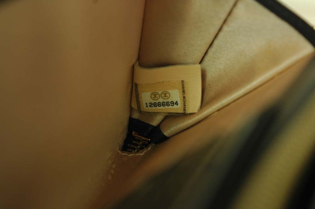 CHANEL Black Patent Leather Shoulder Bag With 2.55 Lock 5