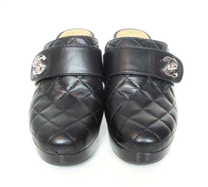 Chanel Black Quilted Leather Clogs w. CC Twist Lock SZ - 9

Materials: Leather, Suede Lining

Silvertone Hardware

Stamped: 