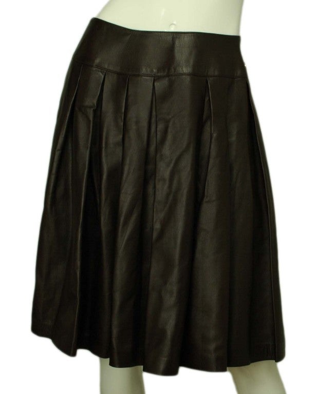 Chanel Brown Leather Pleated Skirt
Age: 2001
Made In France
Materials: 100% Lamb Skin, 100% Silk Lining
Closes with Rear Zipper

Measurements:

Marked Size: 40

US Size: 8

Waist: 26