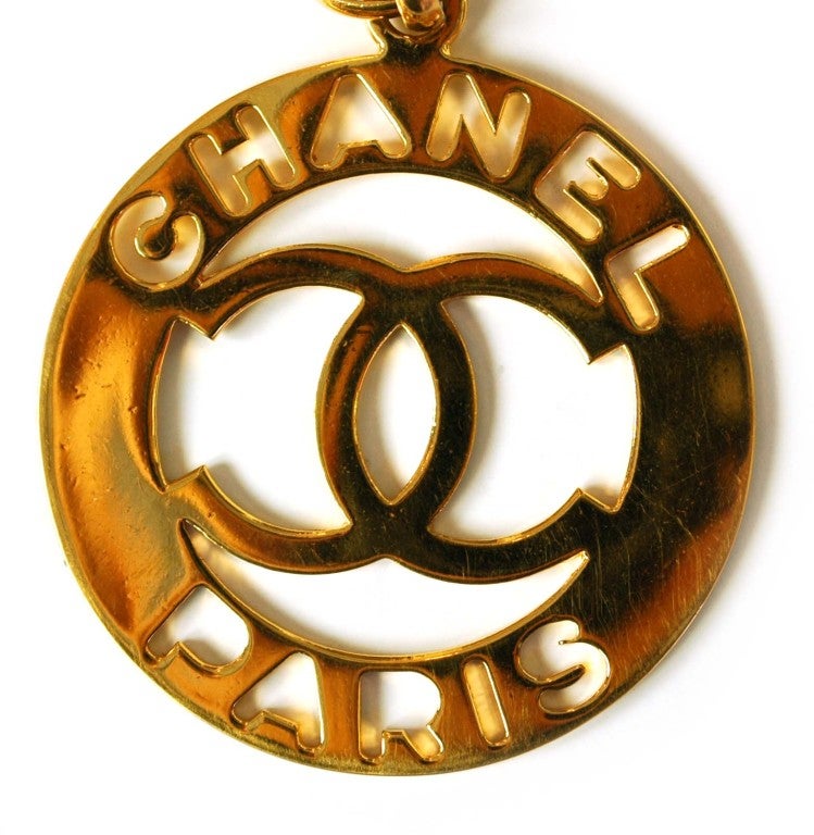 CHANEL Gold Medallion on Heavy Chain Necklace For Sale at 1stDibs