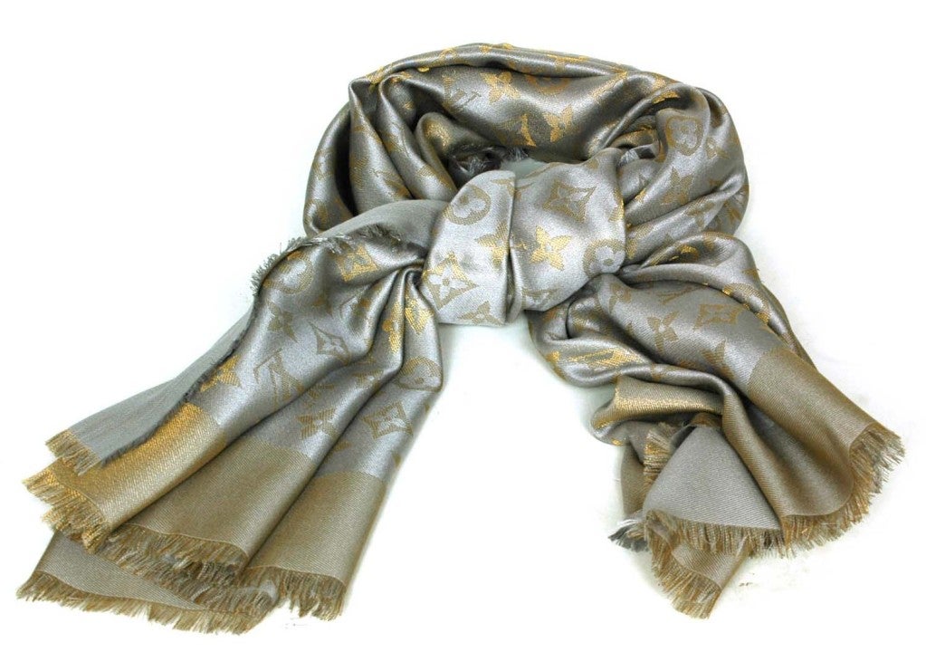 Louis Vuitton Beige/Gold Shawl with Fringe Trim
Made In Italy
Composition: 47% Silk, 26% Viscose, 17% Wool, 10% Polyester
LV Monogram Print

Measurements:

55