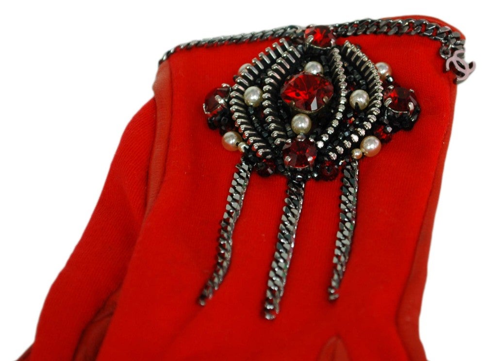 Chanel Red Wool/Leather Gloves With Zipper/Chain Design And Red Crystals/Faux Pearls - Size 7Made In France
Composition: 50% Lambskin, 50% Wool
Labeled: 