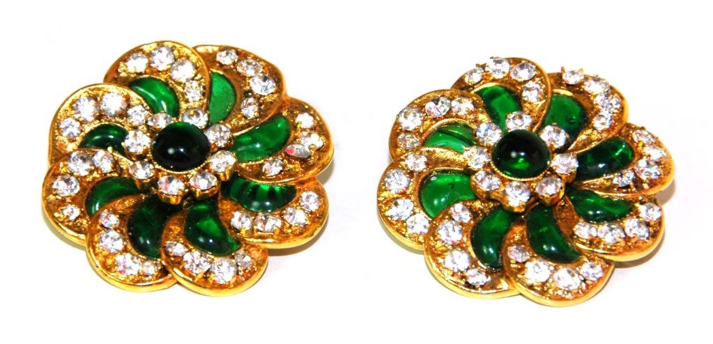 Chanel Gripoix/Rhinestone Pinwheel Flower Clip On Earrings From 1970's
Age: c. 1970's
Made In France
Materials: Gripoix, Rhinestones, Goldtone Metal
Stamped: 