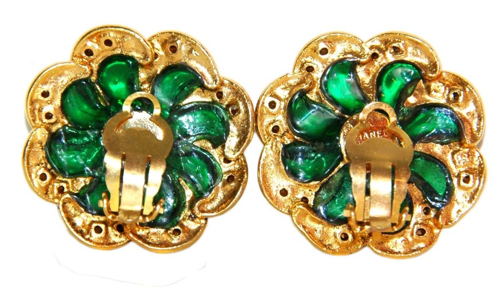 CHANEL Gripoix/Rhinestone Pinwheel Flower Clip On Earrings In Excellent Condition In New York, NY