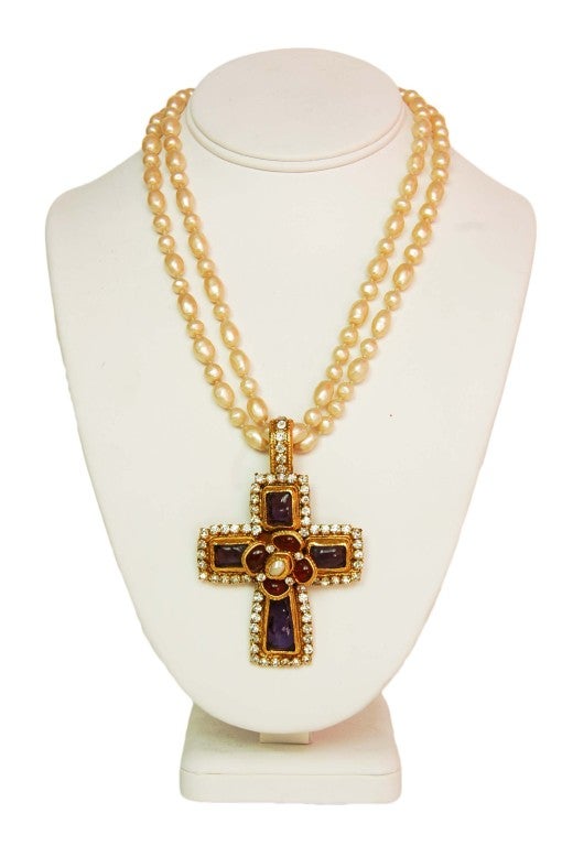 Chanel Double Strand Faux Pearl Necklace With Gripoix/Rhinestone Cross From 1970's
Age: c.1970's
Made In France
Materials: Faux Pearls, Gripoix Stones,Rhinestones
Hook Closure
Stamped: