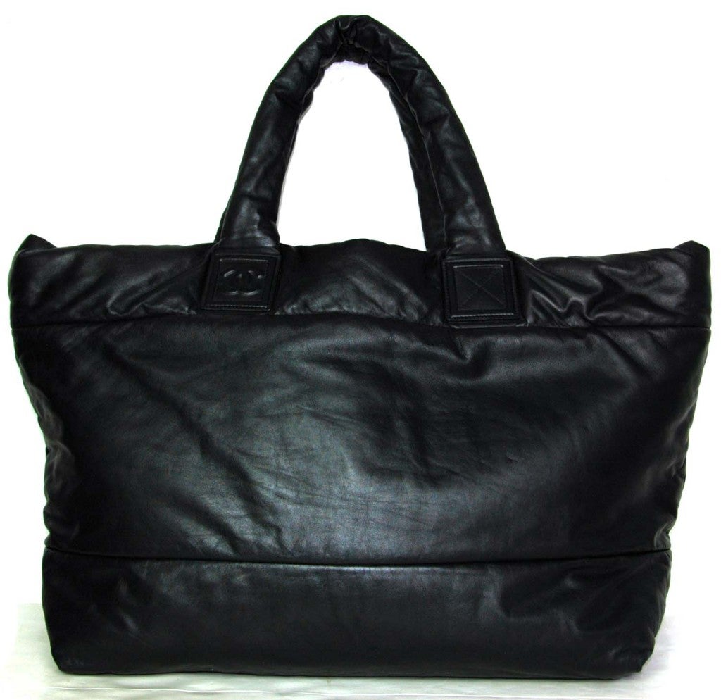 Chanel Schwarz Leder XL Cocoon Tote Bag
Alter: 2008-2009
Made in Italy
Materialien: Lammfell
Gestempelt: CHANEL MADE IN ITALY
Hologrammaufkleber mit der Aufschrift: 12776718

Länge: 16