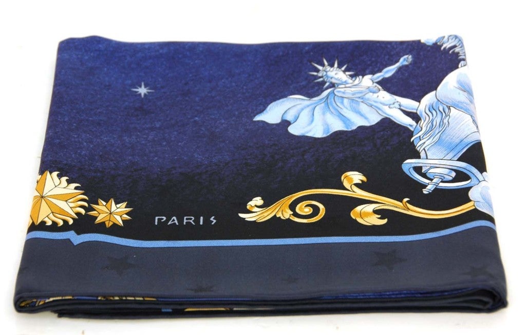 Hermes Navy Cosmos Schal mit Pferden und Sternen
Made in France
Materialien: 100% Seide

Wird mitgeliefert: 
Hermes Box

35