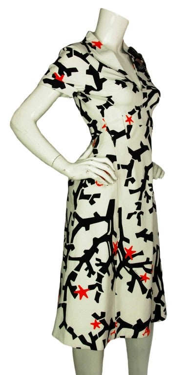 Gucci White Coral and Seahorse Print Dress with Beaded Shoulder
Made In Italy
Composition: 97% Cotton, 3% Elastane
Closes with Rear Zipper

Marked Size: 40

US Size: 4

Shoulder: 17