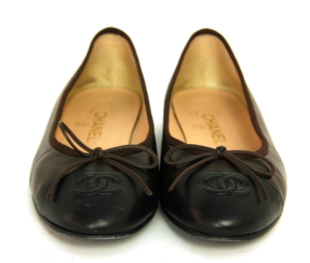 Chanel Brown/Black Leather Ballet Flat Shoes - Size Euro 38/US 8
Made In Italy
Materials: Leather
Features CC On Toe
Stamped: 'CHANEL
