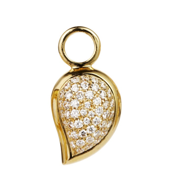 Ein ungemein vielseitiges Paar gepflasterter Diamantohrringe mit abnehmbaren, umkehrbaren Doppeltropfen aus gepflasterten Diamanten und Cabochon-Mondstein für die ultimativen 