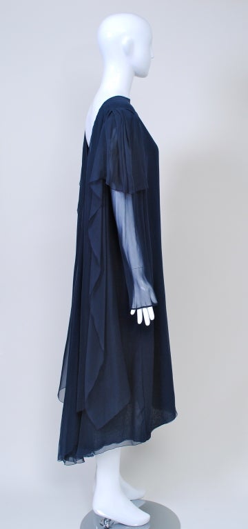 Cocktailkleid aus marineblauem Chiffon von Stavrapoulos (Schwarz) im Angebot