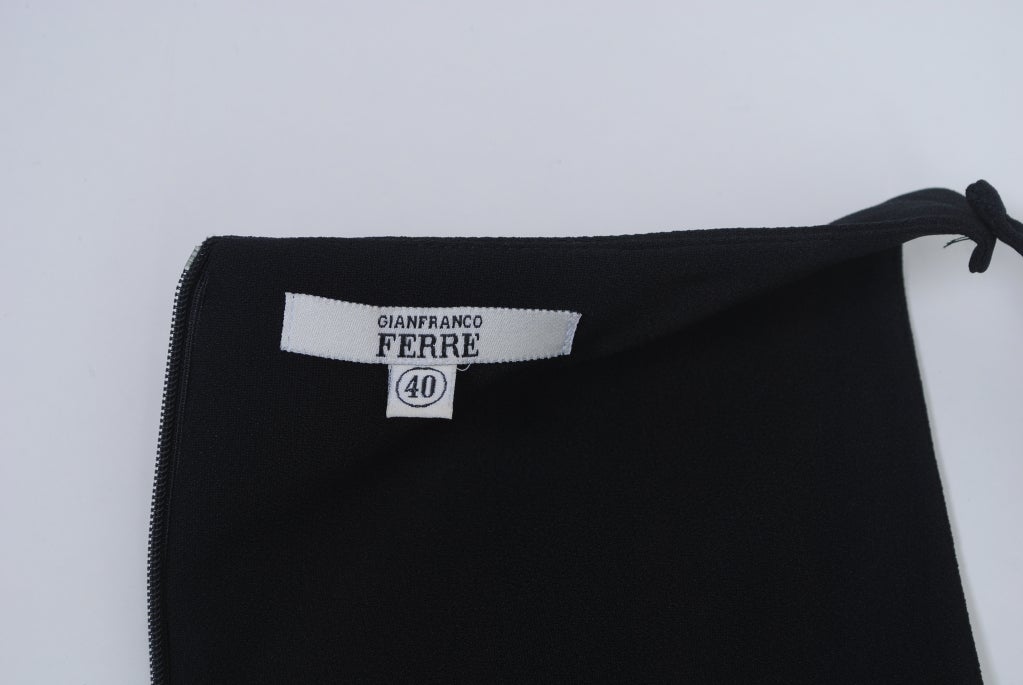 Schwarzer Krepp LBD von Gianfranco Ferré im Angebot 5