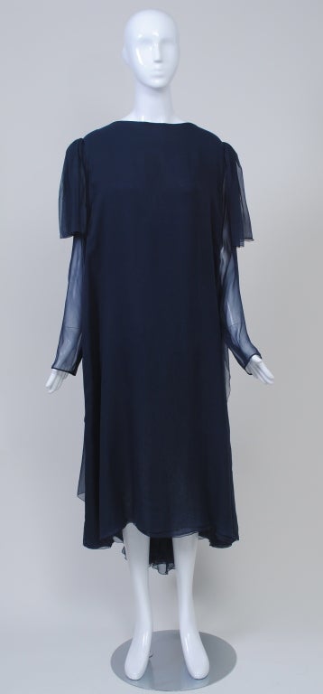 Stravropolous entwarf wunderschöne Abendkleider und ist besonders für seine Chiffonkreationen bekannt. Dieses marineblaue Chiffonkleid aus den 1980er Jahren zeigt, wie meisterhaft er Lagen und Fließen beherrscht. Das locker sitzende Kleid in einer