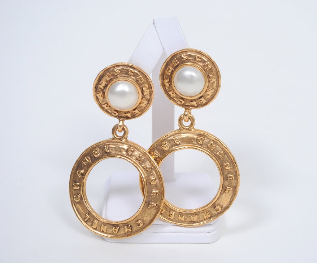 CHANEL HOOP EARRINGS W/MABE PEARL