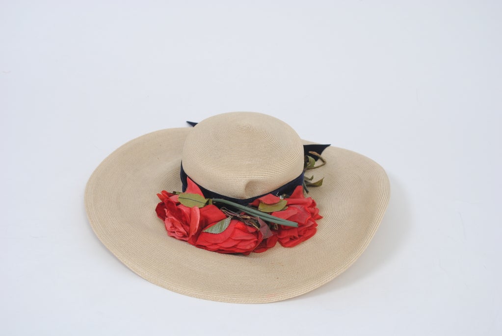 Chapeau de paille des années 1940 avec fleurs rouges Pour femmes en vente