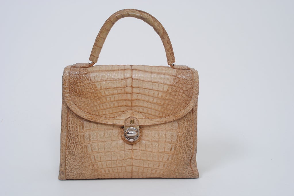 Goldpfeil 1980s handbag in a variegated cocoa/beige caiman crocodile, which originates in Central/South America. In excellent condition, the roomy handbag boasts a double compartment, each with side pocket, along with a wonderful turn clasp in