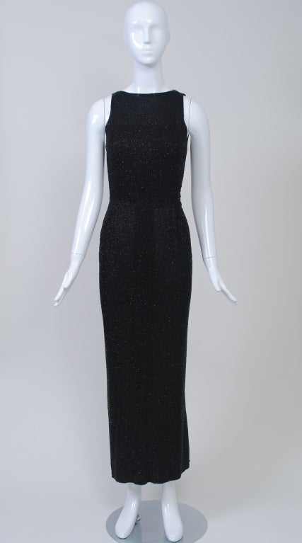 Noir Robe ajustée perlée noire (années 1960) en vente