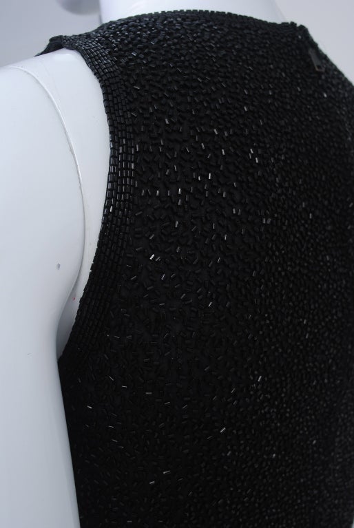 Robe ajustée perlée noire (années 1960) en vente 2
