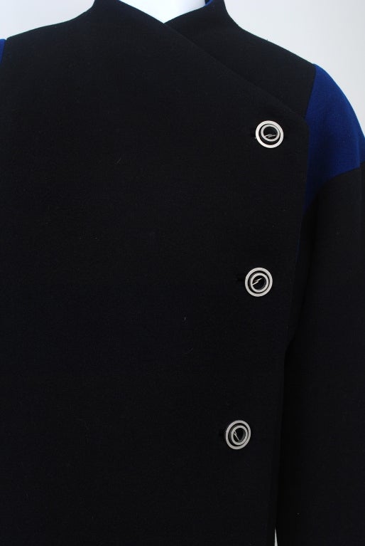 Noir Pauline Trigere - Manteau noir avec inscriptions bleu royal en vente