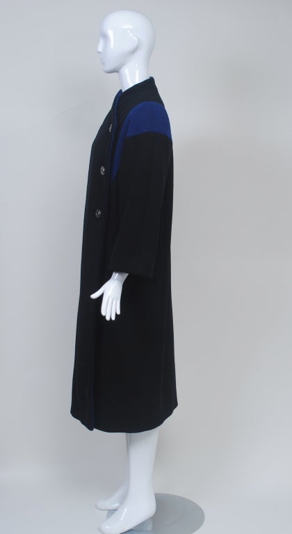 Pauline Trigere - Manteau noir avec inscriptions bleu royal Bon état - En vente à Alford, MA