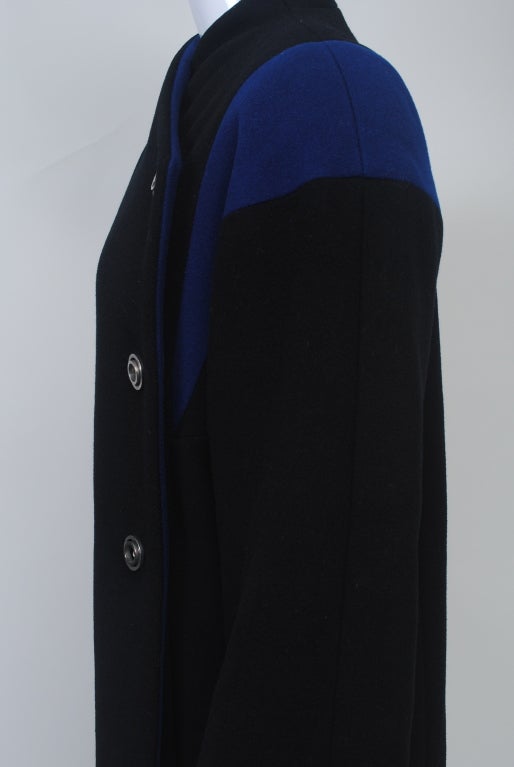 Pauline Trigere - Manteau noir avec inscriptions bleu royal en vente 1