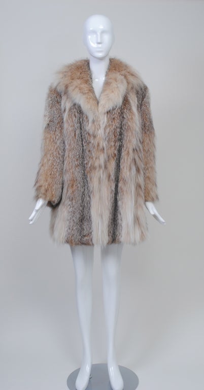 The perfect fur jacket for the upcoming cold weather, this lynx jacket will provide great warmth and style. The jacket features a notched collar that can be closed at the neck, fur hooks down front, side slit pockets, and wonderful coloration. In