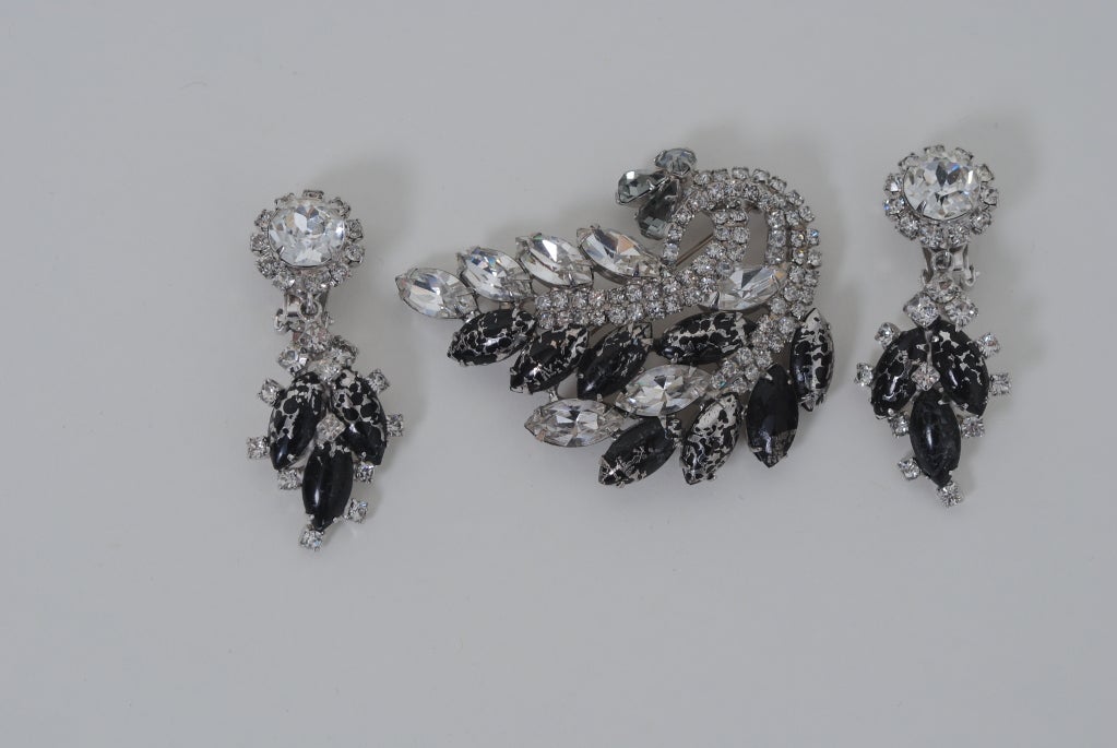 Fabelhafte Hobé-Brosche und -Ohrringe mit ungewöhnlichen schwarzen Marquise-Steinen mit einem 