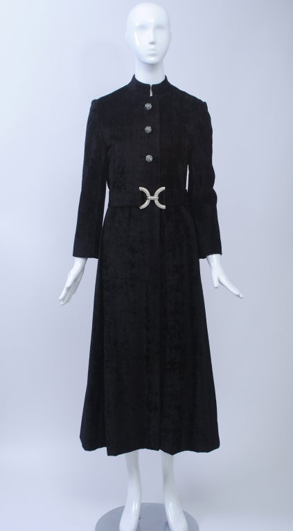 Le manteau de soirée en velours écrasé noir comporte un col mandarin et une ceinture séparée de 2