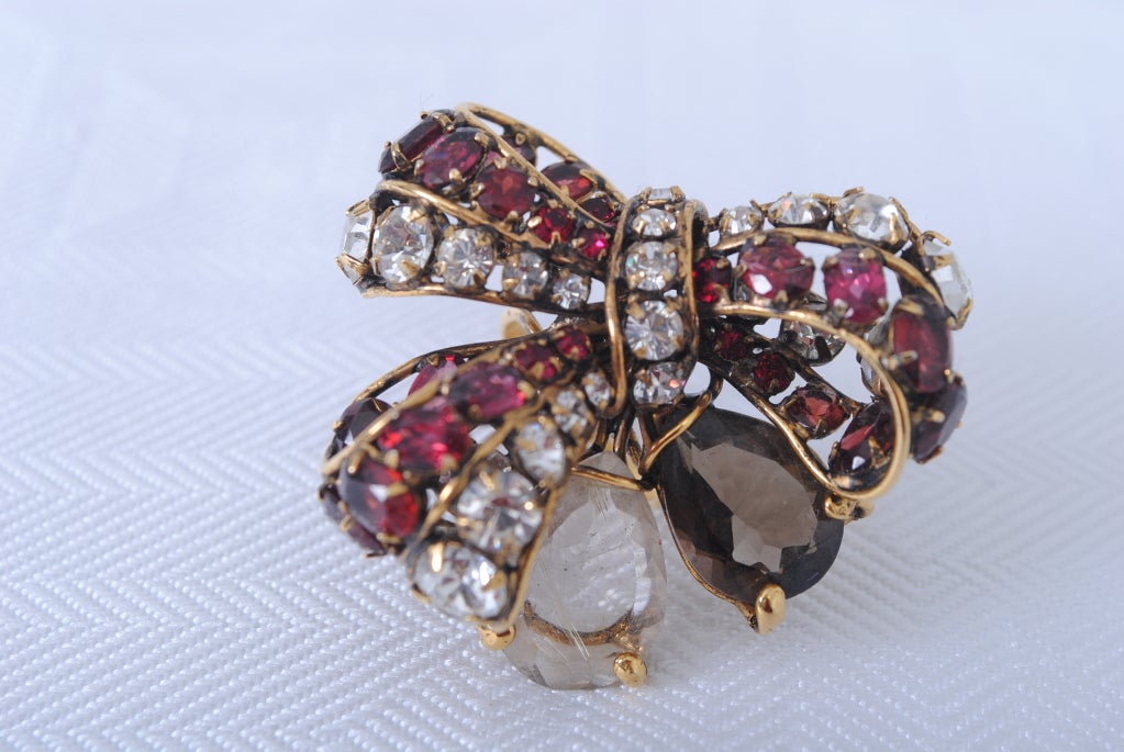 LARGE BOW-SHAPED RING WITH CRYSTALS