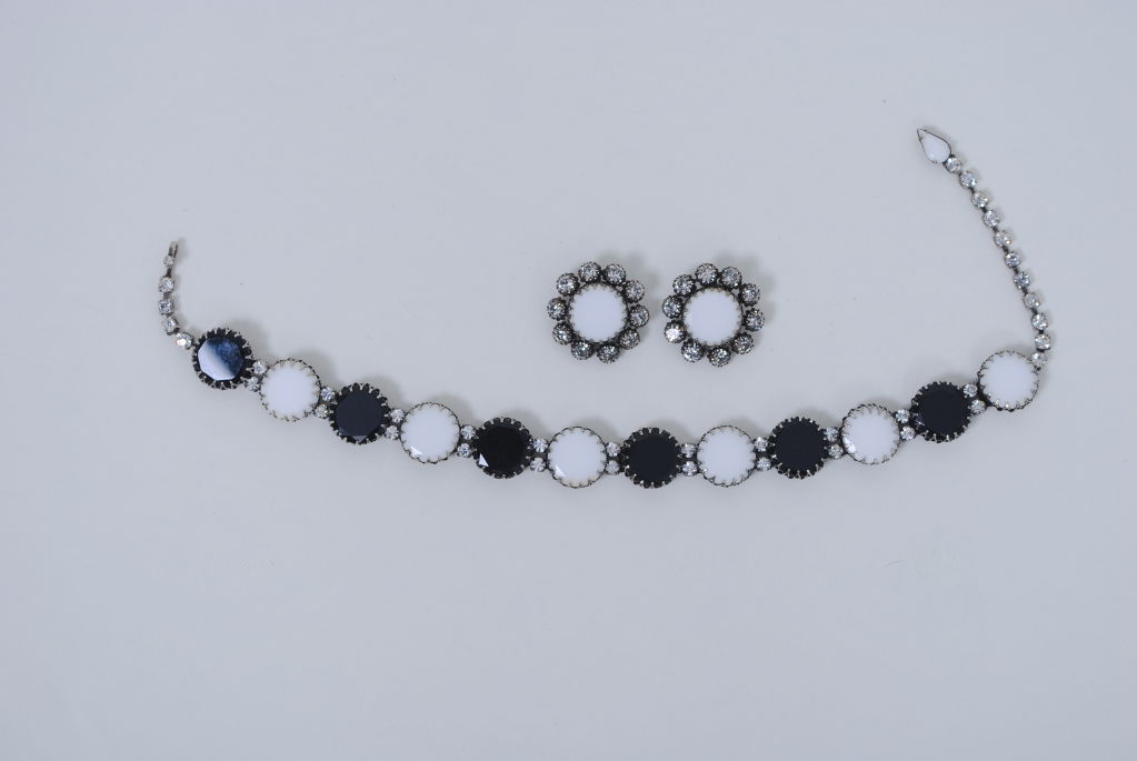 During the 1950s, the New York company Kramer (c.1943-1980) produced a line of high-end costume jewelry for Dior, which is now among the most sought-after Kramer pieces. This  set is exemplary and totally chic! The choker is composed of alternating
