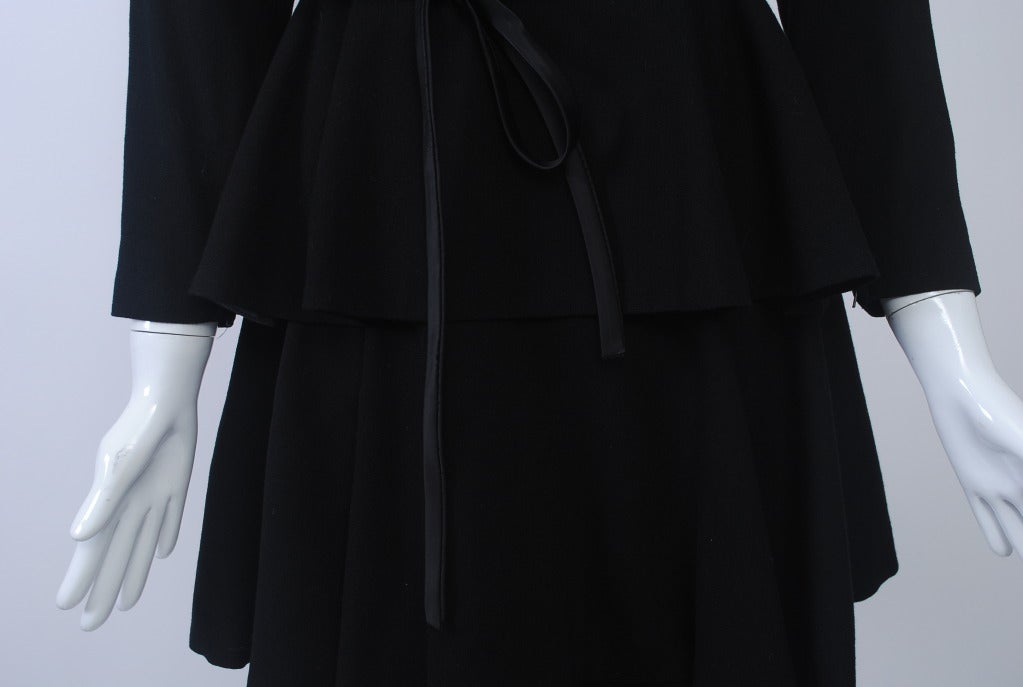 Noir Robe à volants en laine noire des années 1960 en vente