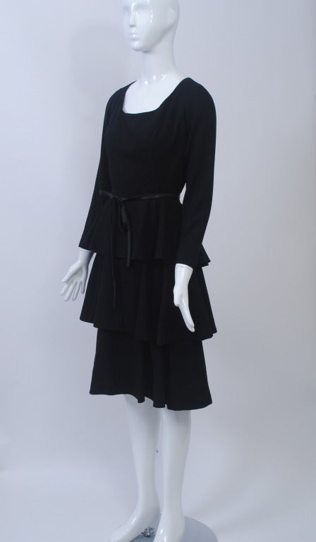 Robe à volants en laine noire des années 1960 Excellent état - En vente à Alford, MA