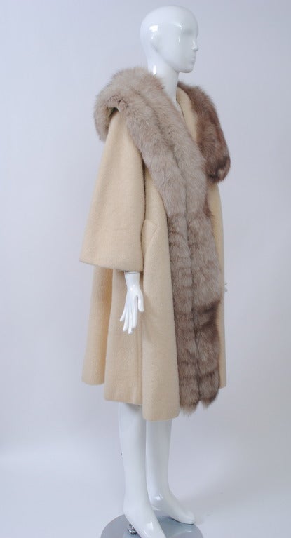 Lilli Ann White Swing Coat with Fox Trim In Excellent Condition In Alford, MA