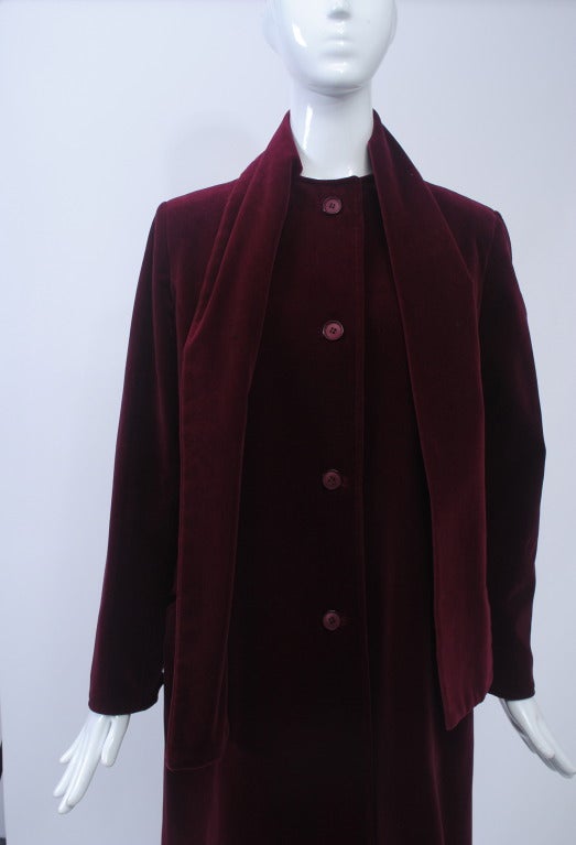 Mantel aus burgunderrotem Samt, 1970er Jahre, Regen/Schwarz im Zustand „Hervorragend“ im Angebot in Alford, MA