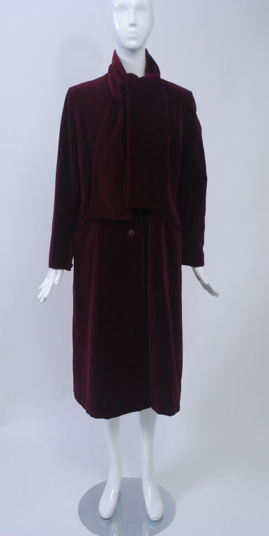 Mantel aus burgunderrotem Samt, 1970er Jahre, Regen/Schwarz Damen im Angebot