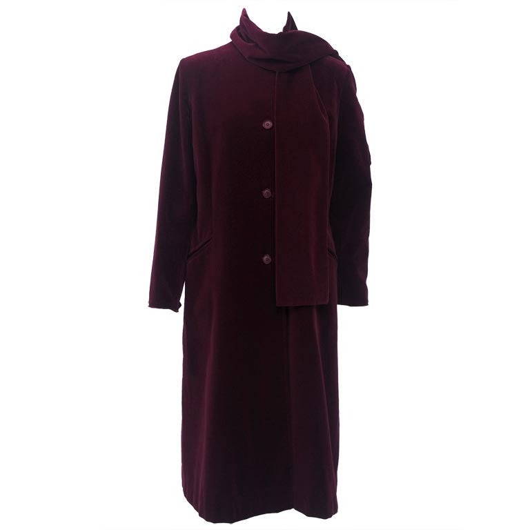 Mantel aus burgunderrotem Samt, 1970er Jahre, Regen/Schwarz im Angebot