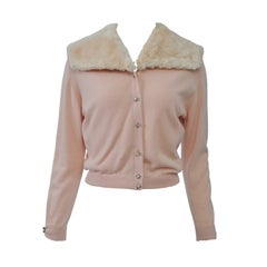 Rosa Kaschmirpullover mit Pelzkragen