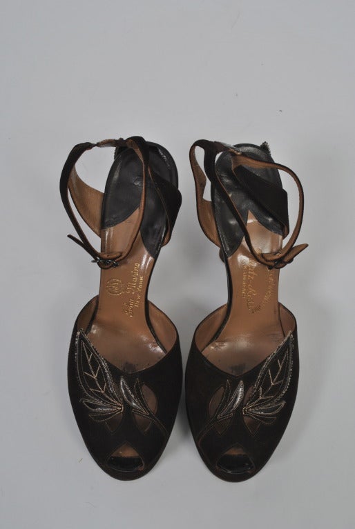 Noir Chaussures à semelles compensées en daim marron des années 1940, 7M en vente