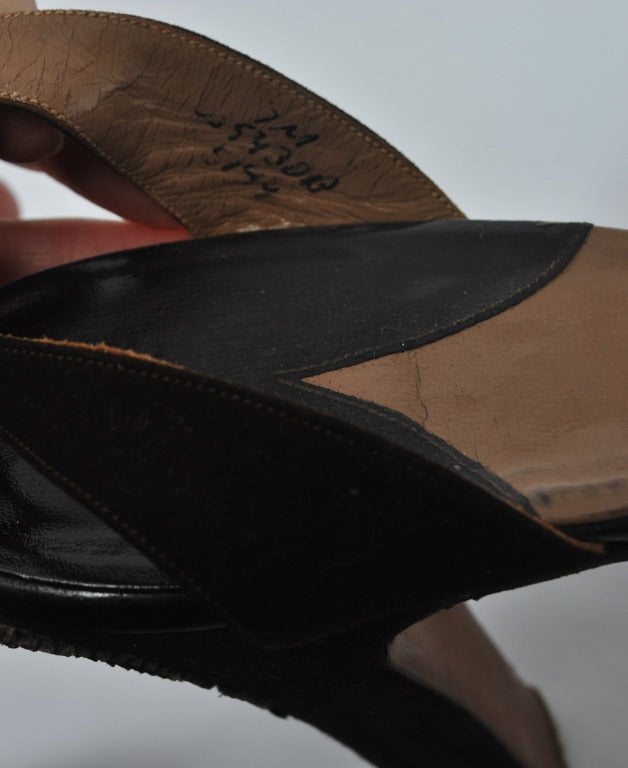 Chaussures à semelles compensées en daim marron des années 1940, 7M en vente 5