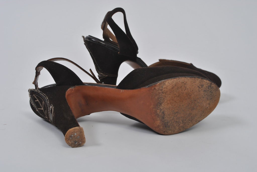 Chaussures à semelles compensées en daim marron des années 1940, 7M en vente 2