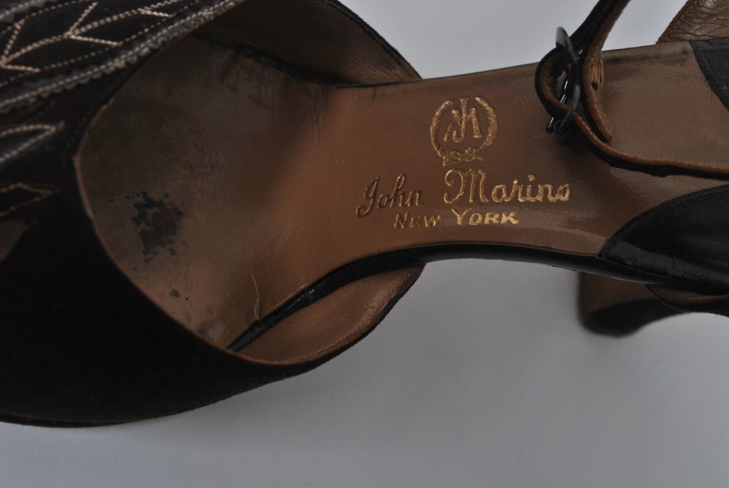 Chaussures à semelles compensées en daim marron des années 1940, 7M en vente 3