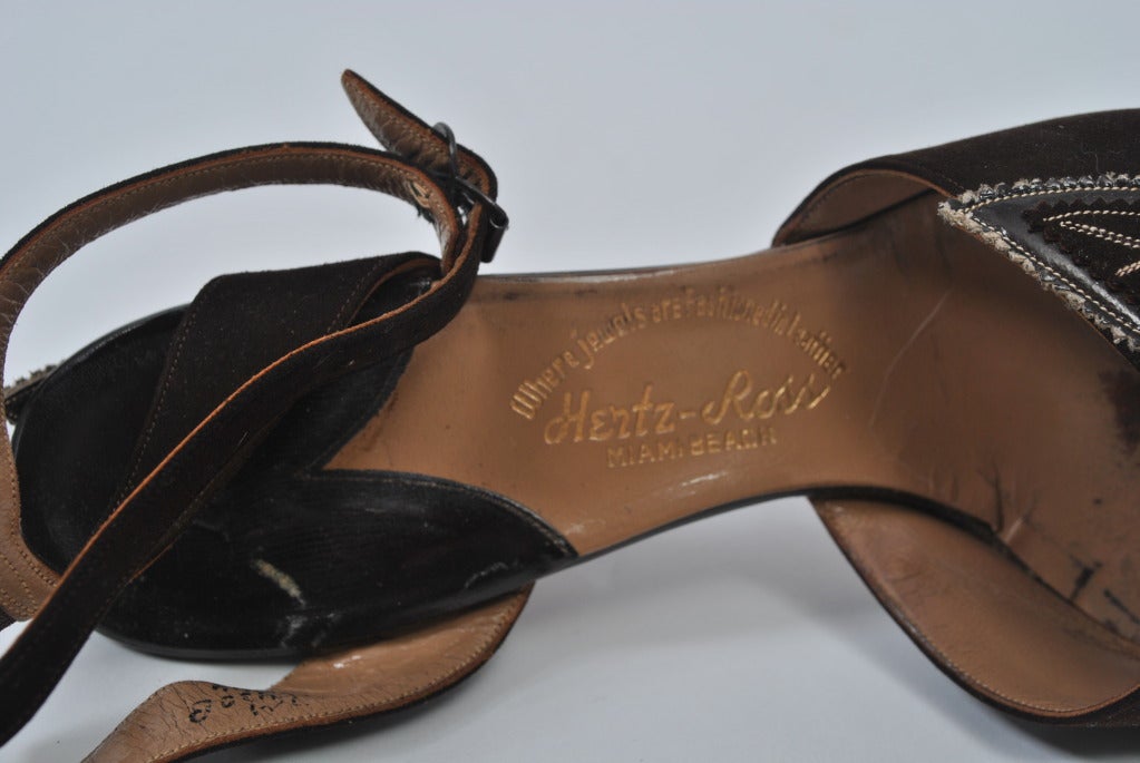 Chaussures à semelles compensées en daim marron des années 1940, 7M en vente 4