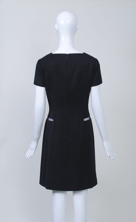 Noir Robe noire de Versace avec détail d'illusion en vente