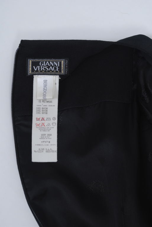 Robe noire de Versace avec détail d'illusion en vente 1