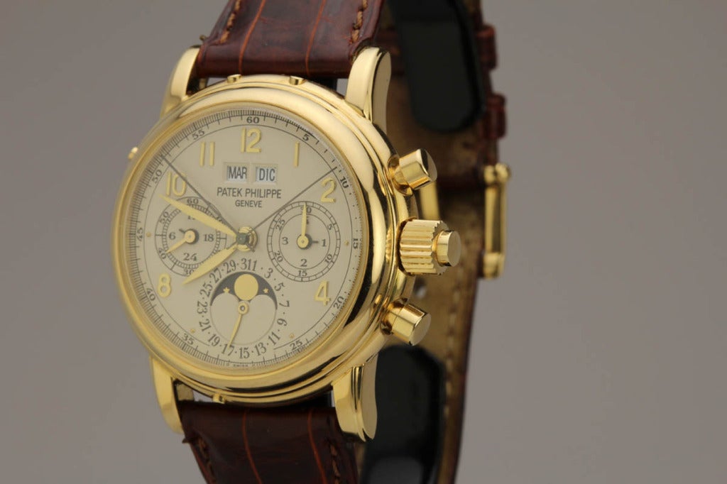 Dies ist der seltene und sammelwürdige Patek Philippe Chronograph mit ewigem Kalender und Sekundenbruchteil:: Ref. 5004J:: in 18k Gelbgold. Dieses Auslaufmodell ist bei Sammlern sehr begehrt:: da es sowohl schön als auch unglaublich kompliziert ist.