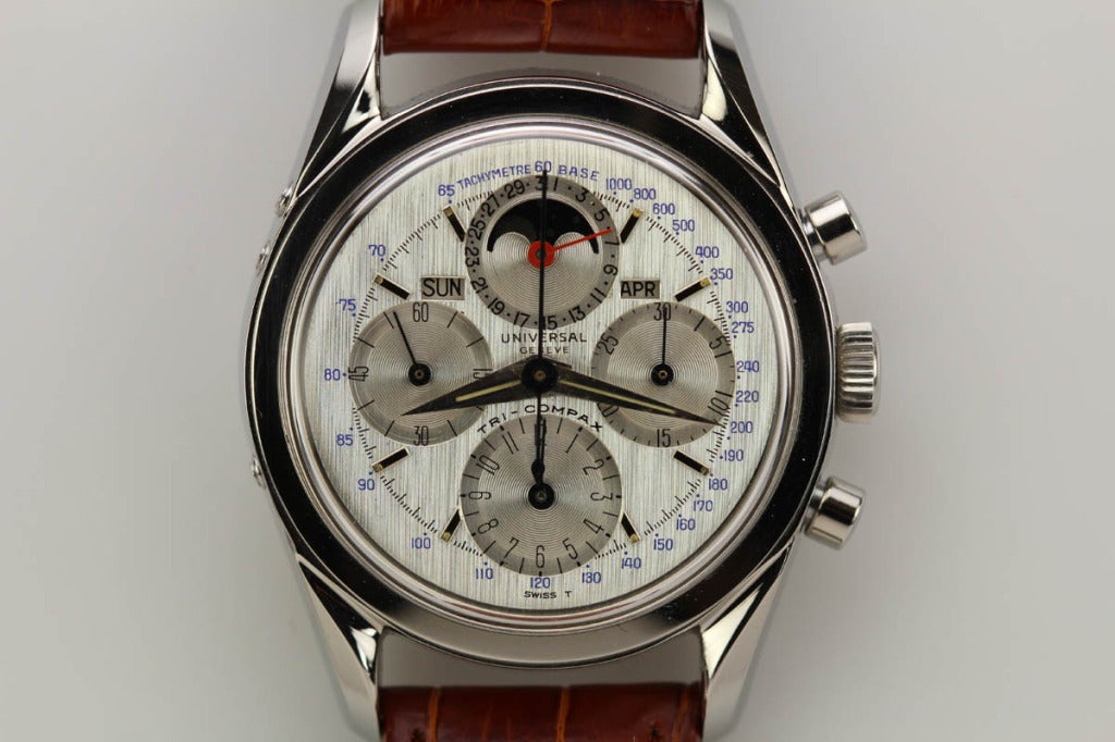 This is a highly desirable example of a Universal Geneve Tri-Compax from the 1960s. This features a triple-calendar chronograph and moonphase. The Bombay style case is in mint condition. This Tri-Compax has a beautiful and mint silvered linen dial.